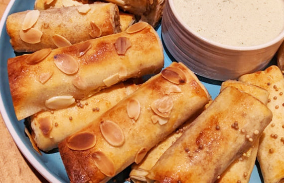 Rollitos de masa philo rellenos con pollo marroquí