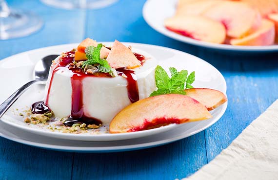 Panna cotta de duraznos y cerezas