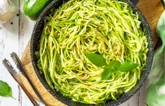 Tallarines de zapallo italiano con salsa de palta y espinaca