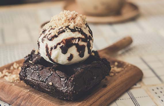 Helado de chocolate blanco con brownie