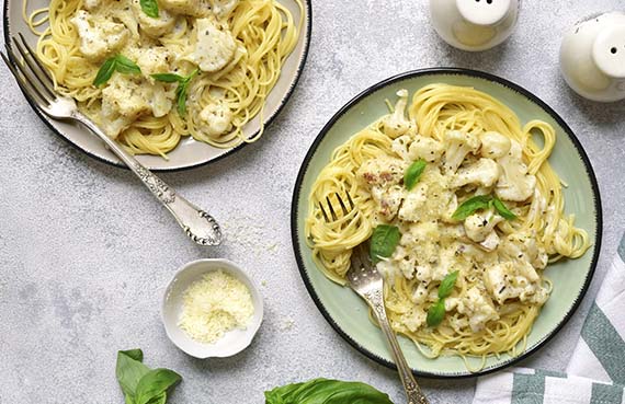 Pasta con salsa blanca, queso y coliflor