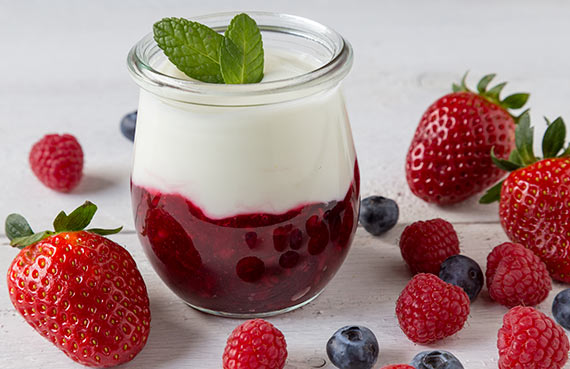 Mousse de chocolate blanco con salsa de berries