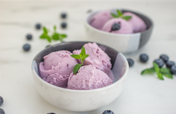 Helado de yogur arándano y limón